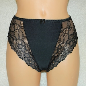 Peut inclure: Sous-vêtements en dentelle noire avec un panneau en coton noir à l'avant. La dentelle a un motif floral.