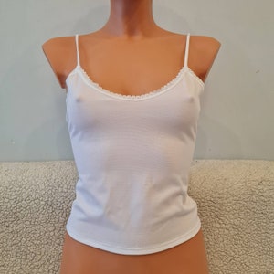Camiseta sin mangas hecha a mano en color blanco, tela suave