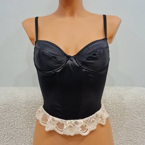 Corsetto fatto a mano in colore nero, con ossa, ganci sul retro, tessuto satinato, raso nero e pizzo beige