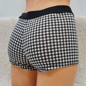 Könnte beinhalten: Schwarze und weiße Gingham-Karoshorts mit schwarzem elastischem Bund.