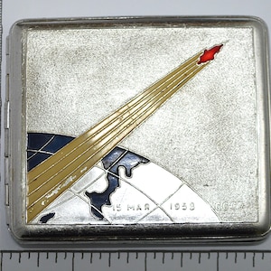 1958 Space Thema Zigarettenetui, Sputnik, Tabakdose aus der Sowjetunion, Vintage Raucherzubehör