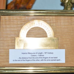 Rapporteur d'angles et règle Fathom, 19e siècle, instrument de mesure scientifique antique de l'Empire russe dans un cadre de bureau en laiton massif