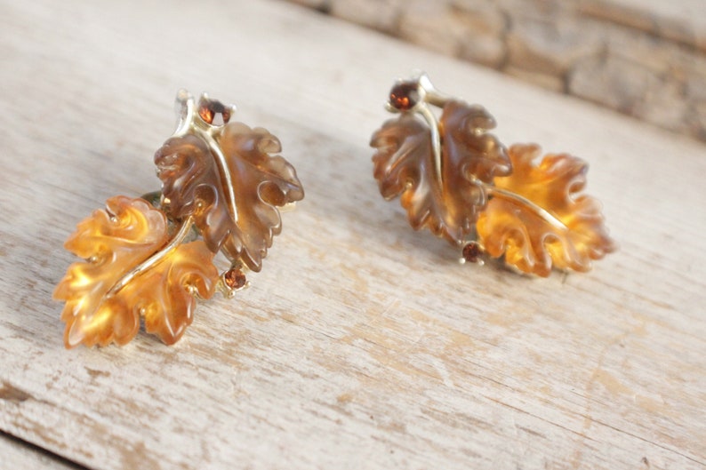burst of vintage costume jewelry Vintage Lisner Thermoset Oak Leaf earrings Demi Book Piece 1950s molded glass leaf clip earring