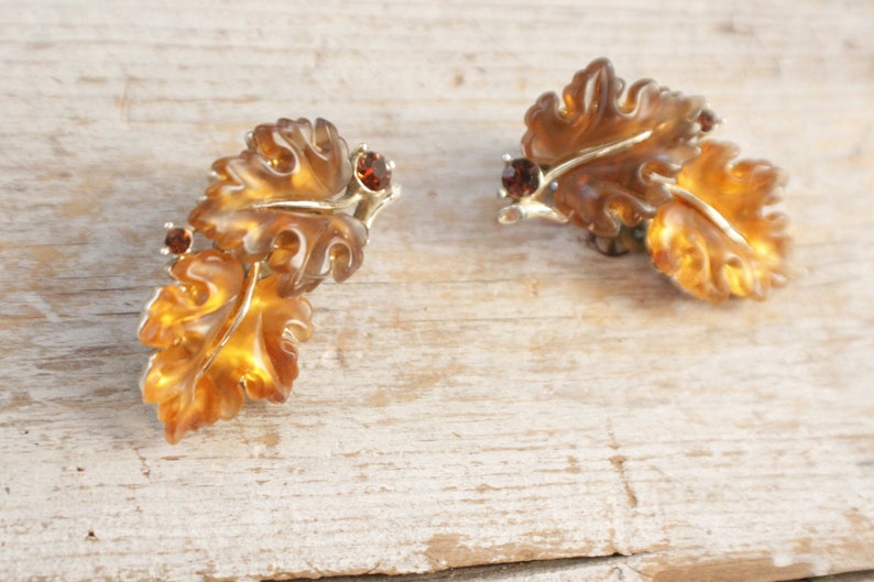 burst of vintage costume jewelry Vintage Lisner Thermoset Oak Leaf earrings Demi Book Piece 1950s molded glass leaf clip earring