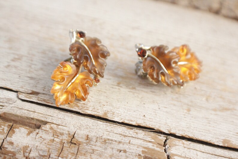 burst of vintage costume jewelry Vintage Lisner Thermoset Oak Leaf earrings Demi Book Piece 1950s molded glass leaf clip earring