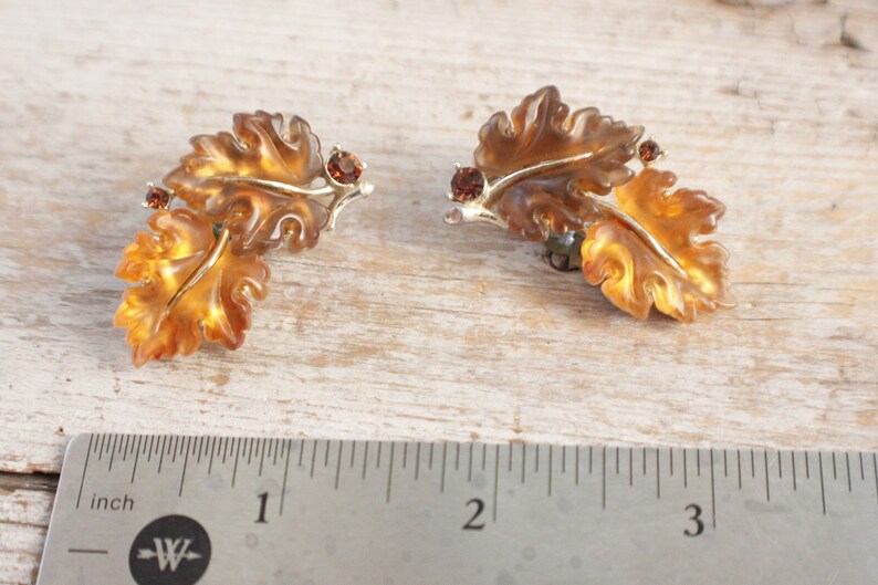 burst of vintage costume jewelry Vintage Lisner Thermoset Oak Leaf earrings Demi Book Piece 1950s molded glass leaf clip earring