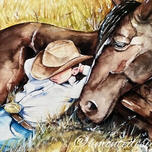 Puede incluir: Una pintura de acuarela de un vaquero durmiendo con la cabeza apoyada en un caballo marr&oacute;n. El vaquero lleva un sombrero de vaquero marr&oacute;n, una camisa azul claro y pantalones vaqueros azules. El caballo es marr&oacute;n con una crin y cola negras. El fondo es un campo de hierba amarilla.