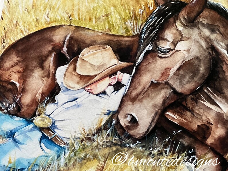 Puede incluir: Una pintura de acuarela de un vaquero durmiendo con la cabeza apoyada en un caballo marr&oacute;n. El vaquero lleva un sombrero de vaquero marr&oacute;n, una camisa azul claro y pantalones vaqueros azules. El caballo es marr&oacute;n con una crin y cola negras. El fondo es un campo de hierba amarilla.