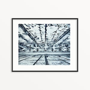 Puede incluir: Una pintura de acuarela en blanco y negro de una piscina vista desde debajo del agua. El agua se ondula y el techo de la piscina es visible arriba. El fondo de la piscina está enlosado con cuadrados blancos y negros.