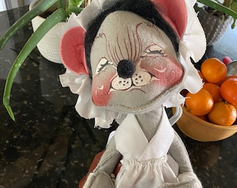Ratón peregrino de Annalee Harvest, figura de Acción de Gracias, pintado a mano en 1981, 33 cm de alto.