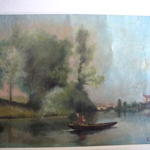 Puede incluir: Pintura al &oacute;leo que representa una serena escena fluvial con una peque&ntilde;a barca y una persona remando. Frondosos &aacute;rboles verdes bordean las orillas, y un peque&ntilde;o edificio es visible en la distancia. La pintura tiene una paleta de colores suaves, con la firma del artista, "COROT", en la esquina inferior derecha.