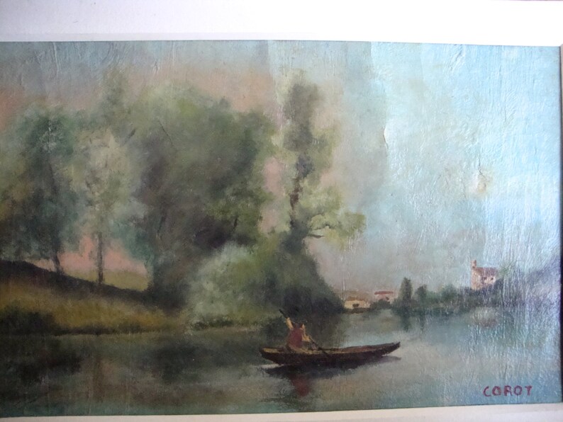 Puede incluir: Pintura al &oacute;leo que representa una serena escena fluvial con una peque&ntilde;a barca y una persona remando. Frondosos &aacute;rboles verdes bordean las orillas, y un peque&ntilde;o edificio es visible en la distancia. La pintura tiene una paleta de colores suaves, con la firma del artista, "COROT", en la esquina inferior derecha.
