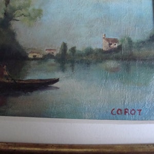 Puede incluir: Pintura al &oacute;leo de un paisaje sereno con un barco en un lago. La obra de arte presenta una paleta de colores apagados de azules, verdes y marrones, con un peque&ntilde;o edificio al fondo. La firma del artista, "COROT", es visible en la esquina inferior derecha.