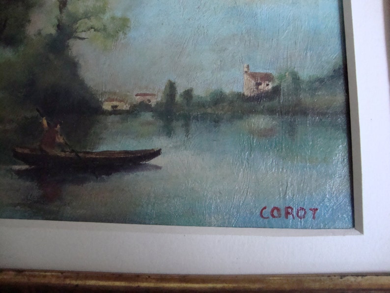 Puede incluir: Pintura al &oacute;leo de un paisaje sereno con un barco en un lago. La obra de arte presenta una paleta de colores apagados de azules, verdes y marrones, con un peque&ntilde;o edificio al fondo. La firma del artista, "COROT", es visible en la esquina inferior derecha.