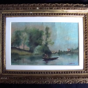Puede incluir: Pintura de paisaje enmarcada, que representa una escena de r&iacute;o con un bote, &aacute;rboles y un edificio a lo lejos. La pintura est&aacute; firmada "Corot" y est&aacute; enmarcada en un marco dorado ornamentado.