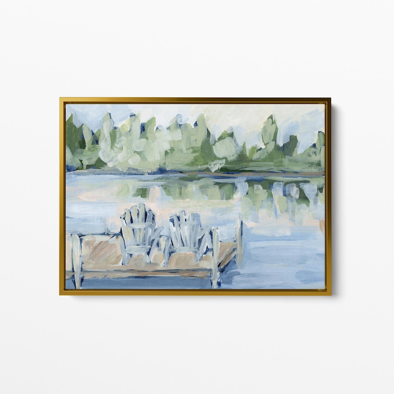 Pode incluir: Uma pintura que representa uma cena de lago com duas cadeiras azuis em um cais de madeira. O lago &eacute; cercado por &aacute;rvores verdes e a &aacute;gua &eacute; de cor azul clara.