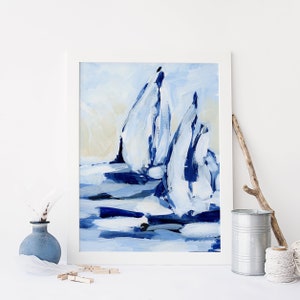 Op de afbeelding: Abstracte schilderij van drie witte zeilboten met blauwe accenten op een blauwe en witte achtergrond.