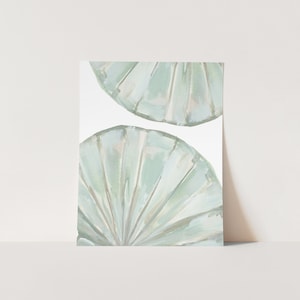 Schelpkunst | Groen en wit schelpschilderij voor modern kustdecor | &quot;Dueling sint-jakobsschelpen&quot;: kunstdruk of canvas