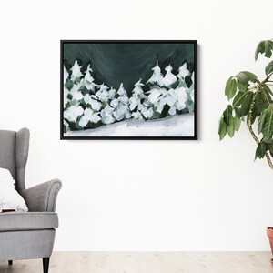 Pode incluir: Pintura abstrata de uma cena de floresta nevada com &aacute;rvores brancas sobre um fundo verde escuro. A pintura &eacute; emoldurada em preto.