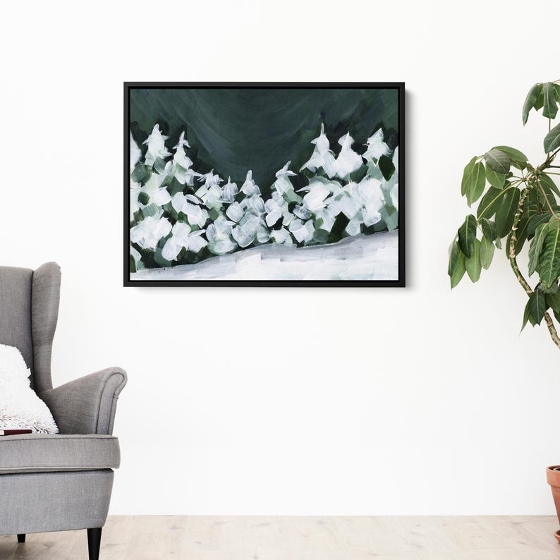 Pode incluir: Pintura abstrata de uma cena de floresta nevada com &aacute;rvores brancas sobre um fundo verde escuro. A pintura &eacute; emoldurada em preto.
