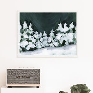 Pode incluir: Uma pintura abstrata enquadrada que representa uma cena de floresta nevada. As &aacute;rvores s&atilde;o pintadas em tons de branco e verde sobre um fundo verde escuro.