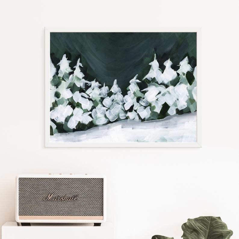Pode incluir: Uma pintura abstrata enquadrada que representa uma cena de floresta nevada. As &aacute;rvores s&atilde;o pintadas em tons de branco e verde sobre um fundo verde escuro.