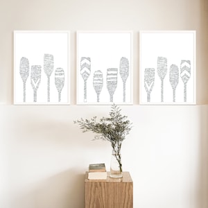 Lake House Decor Paddel Druck-Set oder moderne Seehaus Strand Küstenlandschaft Triptychon | "Lake House Paddles" - 3er-Set - Kunstdrucke oder Leinwände."