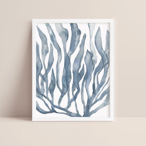Küstenwandkunst | Blau Aquarell Ocean Botanicals für Hamptons Decor | &quot;Blaues Aquarell Algenbild Nr. 1&quot; - Kunstdruck oder Leinwand.&quot;