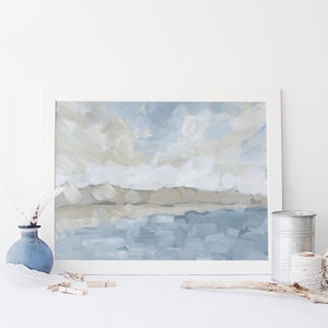 Abstrakte Landschaft Poster | Strandgemälde für Küstendekor in Blau, Beige und neutralen Tönen | "Ozean Nebel heben" - Kunstdruck oder Leinwand."