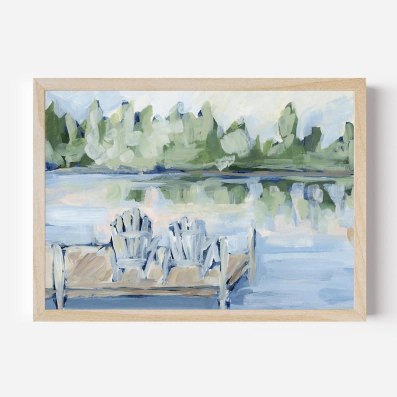 Pode incluir: Uma pintura que representa uma cena de lago com duas cadeiras azuis em um cais de madeira. O lago &eacute; cercado por &aacute;rvores verdes e a &aacute;gua &eacute; de cor azul clara.