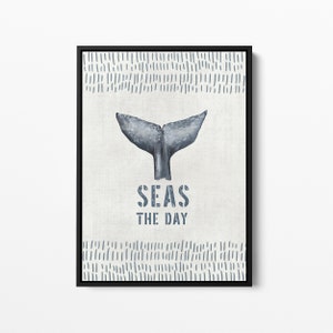 Seas the Day Art Poster | Ocean-Zitat-Kunstwerk mit Wal-Schwanz für nautisches Dekor | "Seas the Day" - Kunstdruck oder Leinwanddruck."