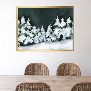 Pode incluir: Uma pintura abstrata enquadrada que representa uma cena de floresta nevada. As &aacute;rvores s&atilde;o pintadas em tons de branco e verde sobre um fundo verde escuro.