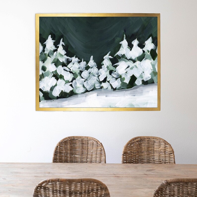 Pode incluir: Uma pintura abstrata enquadrada que representa uma cena de floresta nevada. As &aacute;rvores s&atilde;o pintadas em tons de branco e verde sobre um fundo verde escuro.
