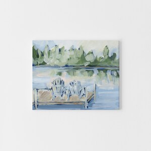 Pode incluir: Uma pintura que representa uma cena de lago com duas cadeiras azuis em um cais de madeira. O lago &eacute; cercado por &aacute;rvores verdes e a &aacute;gua &eacute; de cor azul clara.