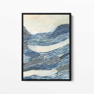 Puede incluir: Impresi&oacute;n de arte abstracto con un paisaje azul y blanco con un dise&ntilde;o texturizado y en capas. La impresi&oacute;n est&aacute; enmarcada en negro.