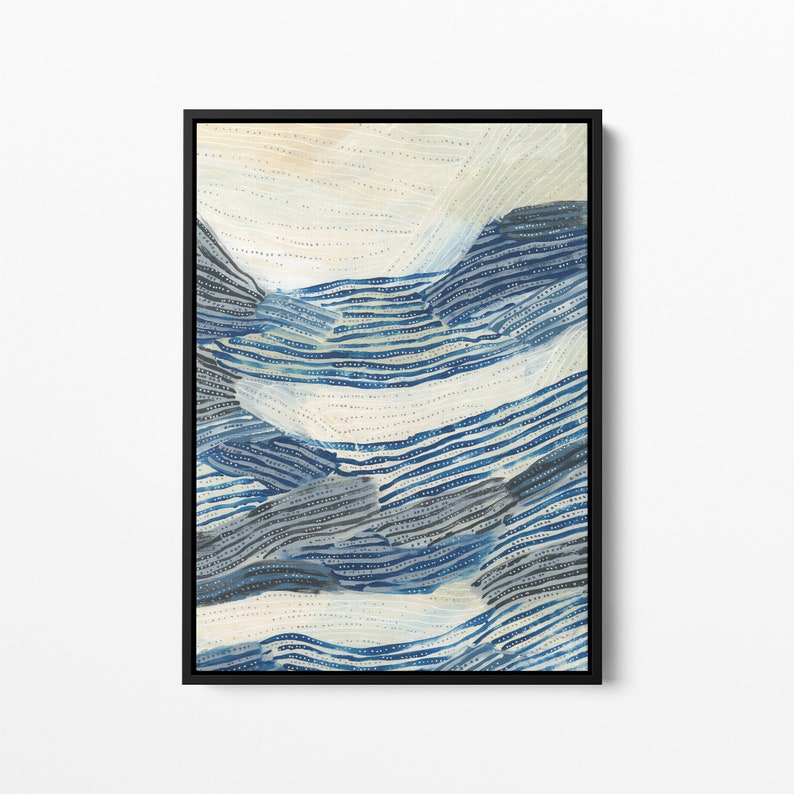 Puede incluir: Impresi&oacute;n de arte abstracto con un paisaje azul y blanco con un dise&ntilde;o texturizado y en capas. La impresi&oacute;n est&aacute; enmarcada en negro.