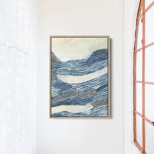 Puede incluir: Pintura abstracta con un esquema de color azul y blanco. La pintura presenta una serie de l&iacute;neas onduladas y puntos, creando un efecto texturizado.