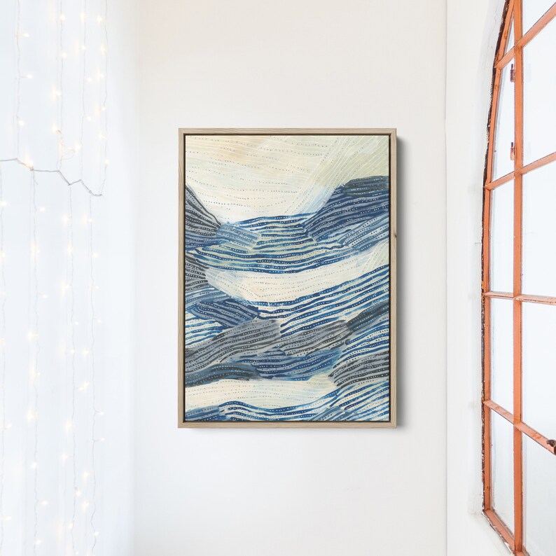 Puede incluir: Pintura abstracta con un esquema de color azul y blanco. La pintura presenta una serie de l&iacute;neas onduladas y puntos, creando un efecto texturizado.