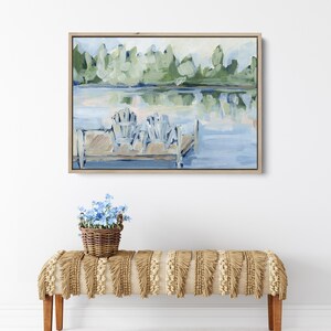 Pode incluir: Uma pintura de uma cena de lago com duas cadeiras azuis em um cais de madeira. O lago &eacute; cercado por &aacute;rvores verdes e a &aacute;gua &eacute; de cor azul clara.