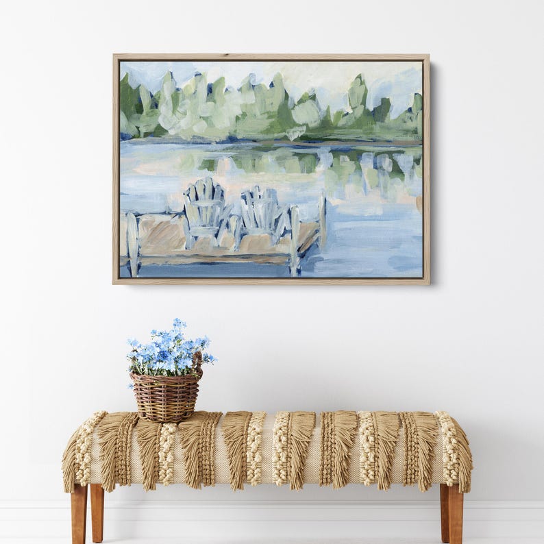 Pode incluir: Uma pintura de uma cena de lago com duas cadeiras azuis em um cais de madeira. O lago &eacute; cercado por &aacute;rvores verdes e a &aacute;gua &eacute; de cor azul clara.