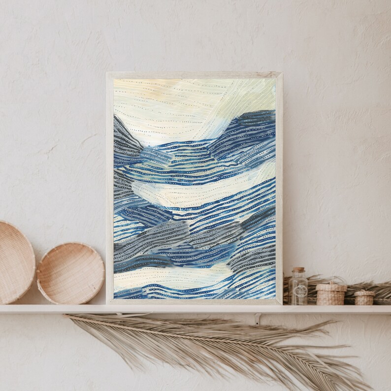 Puede incluir: Impresi&oacute;n de arte abstracto con un esquema de color azul y blanco. La impresi&oacute;n presenta una serie de l&iacute;neas y puntos que crean un patr&oacute;n ondulado.