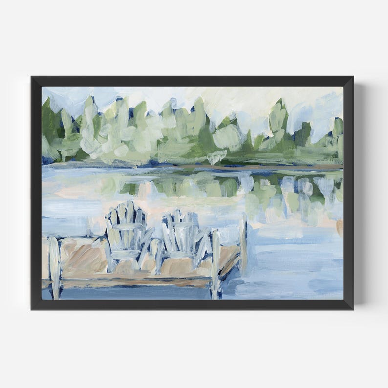 Pode incluir: Uma pintura que representa uma cena de lago com duas cadeiras Adirondack azuis em um cais de madeira. O lago &eacute; cercado por &aacute;rvores verdes e a &aacute;gua &eacute; de cor azul clara.