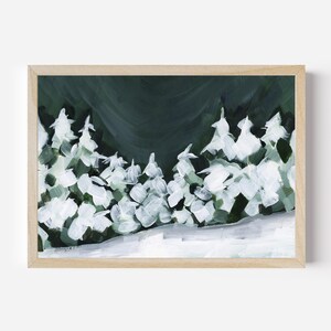 Pode incluir: Uma pintura que retrata uma cena de floresta nevada com &aacute;rvores brancas sobre um fundo verde escuro.