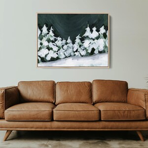 Pode incluir: Uma pintura de uma cena de floresta nevada com um fundo verde escuro e &aacute;rvores brancas cobertas de neve. As &aacute;rvores s&atilde;o pintadas em um estilo solto e abstrato.