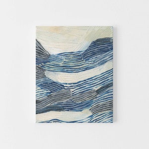 Puede incluir: Pintura abstracta con un esquema de color azul y blanco. La pintura presenta una serie de l&iacute;neas y formas superpuestas que crean una sensaci&oacute;n de profundidad y movimiento.
