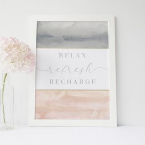 Décoration murale pour salle de bain spa | Décoration de citation rose poudré, pêche et grise pour la détente | « Relax Refresh Recharge » – Impression d&#39;art ou toile