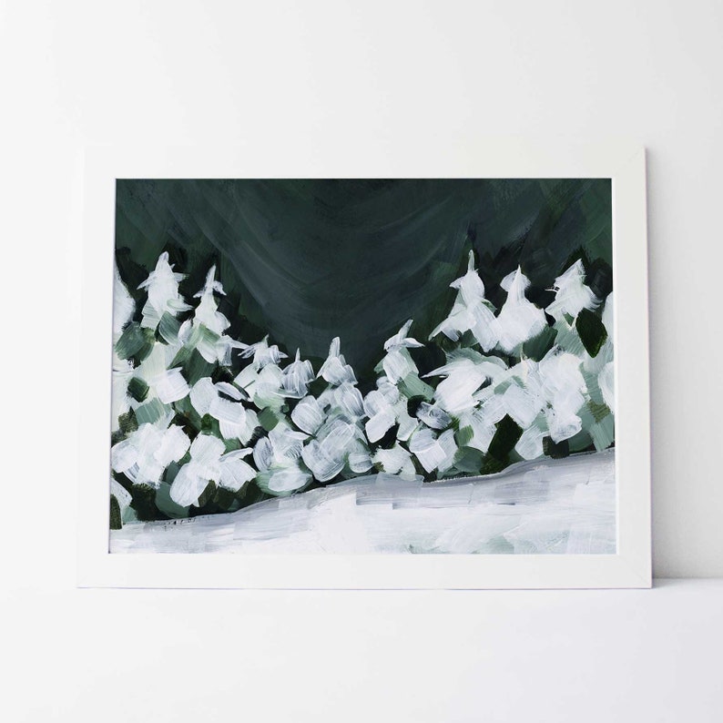 Pode incluir: Uma pintura que retrata uma cena de floresta nevada com &aacute;rvores brancas sobre um fundo verde escuro.