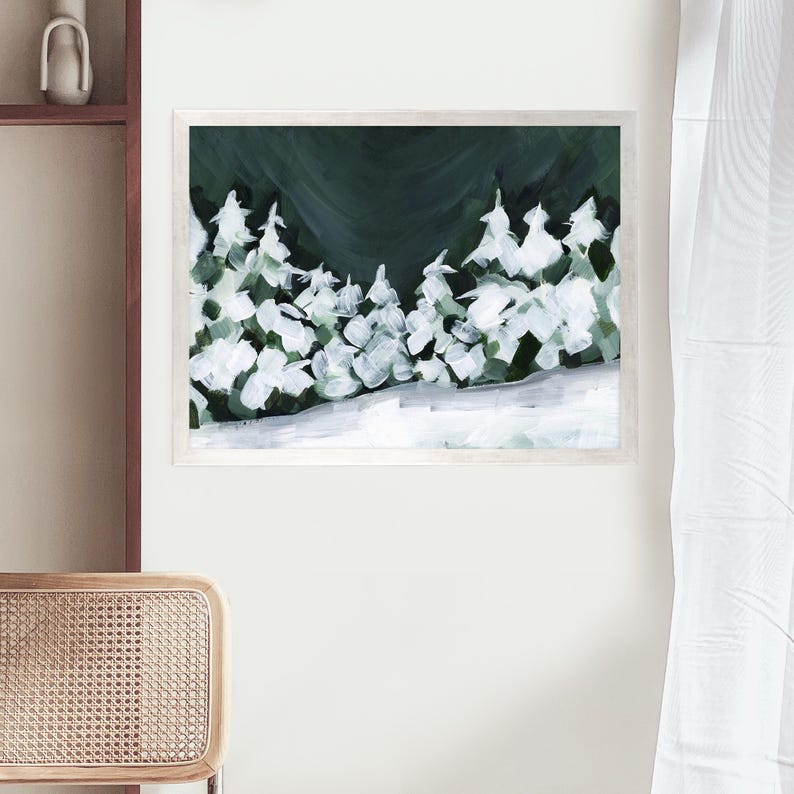 Pode incluir: Uma pintura que retrata uma cena de floresta nevada com &aacute;rvores brancas sobre um fundo verde escuro.
