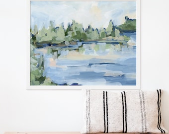 Puede incluir: Una pintura abstracta enmarcada de un lago con una línea de árboles verdes en el fondo. El agua es de un azul claro con toques de rosa y amarillo. Los árboles son de un verde apagado.