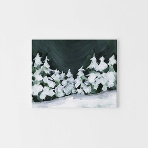 Pode incluir: Uma pintura que representa uma cena de floresta nevada com um fundo verde escuro e &aacute;rvores brancas. As &aacute;rvores s&atilde;o pintadas em um estilo solto e abstrato.